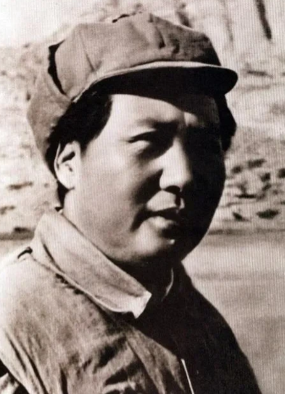 1954，毛主席去北戴河游泳，在河里遇上一名渔夫，渔夫没认出他，以为他只是普通老