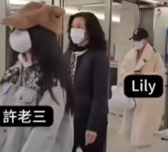 小S的三个女儿现身机场返回台湾，前几天她们还在台湾和大S一家欢度春节，但是现在就