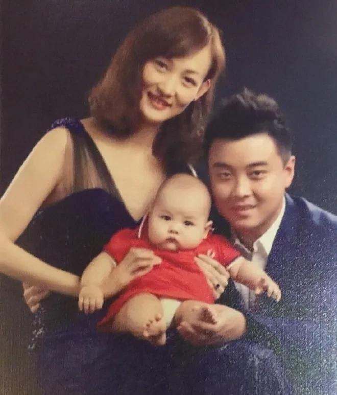 这是马琳和王皓九年前不多见的两张家庭幸福照！
王皓妻子闫博雅是内地舞蹈演员，身高