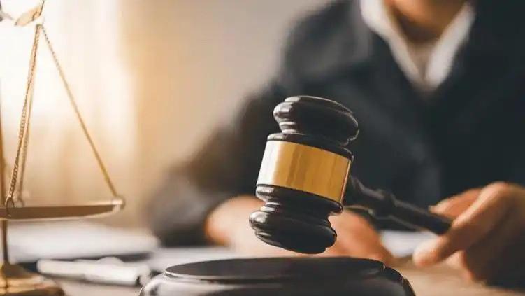 网约车乘客因拒系安全带遭事故受伤，法院判其承担20%责任