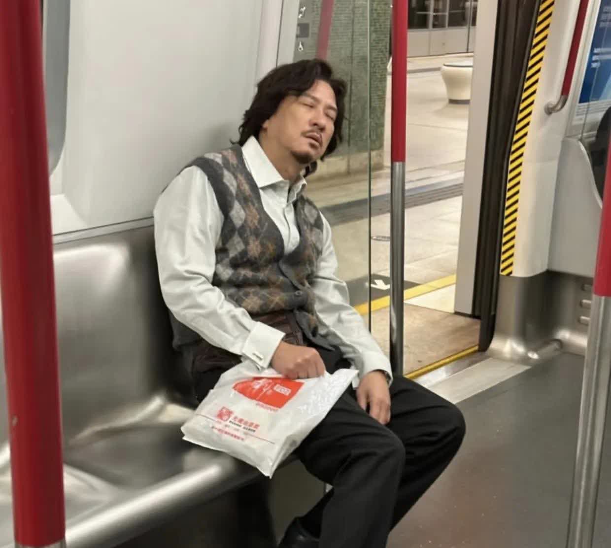 60岁张家辉在地铁睡觉，完全不怕被路人认出来，好接地气！香港明星平时生活中都挺低