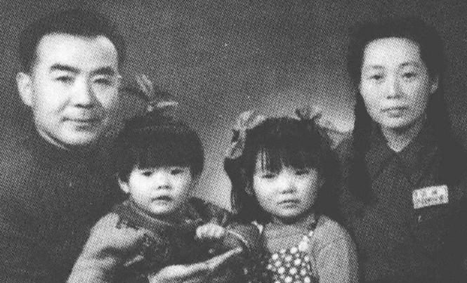 建国初期，李懋之与夫人兰凤以及两个女儿的家庭合影。1952年，李懋之奉调参与筹建