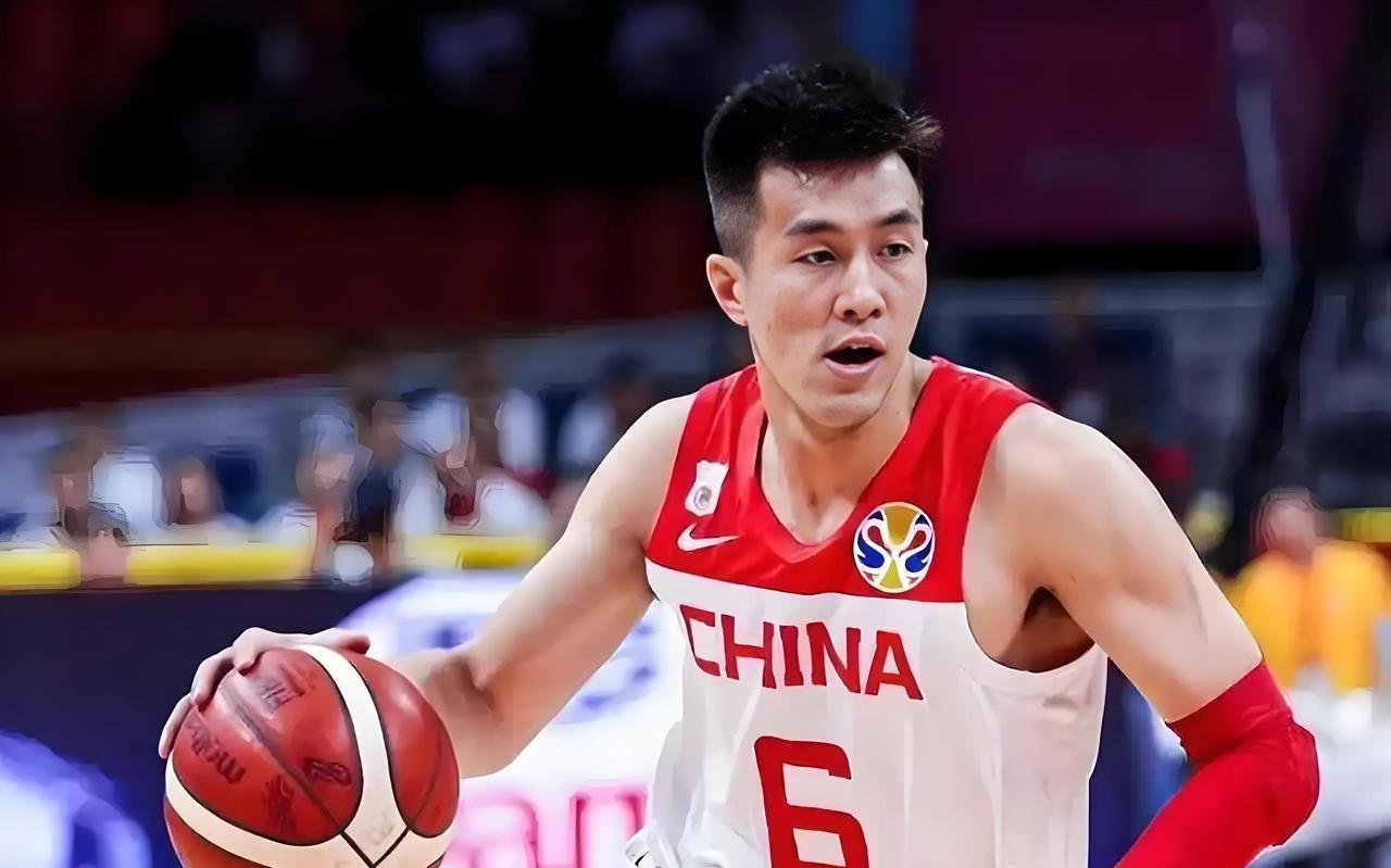 中国男篮现役后卫第一集团，广州龙狮的郭艾伦仍然是独一档的存在，超级后卫，能翻越郭