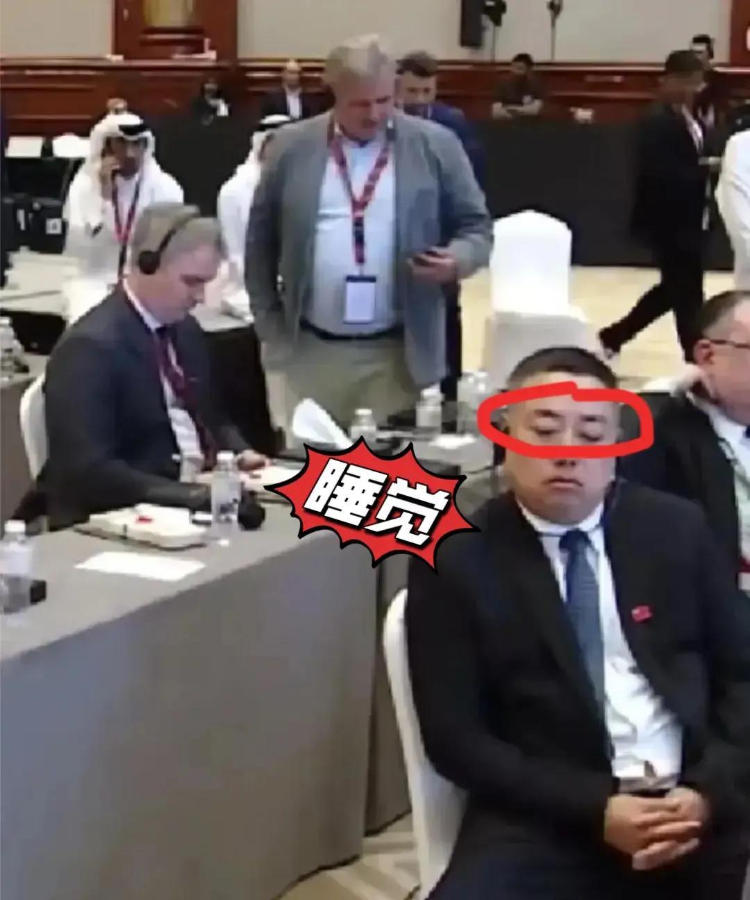 不愧是孙颖莎的亲师傅，刘国梁居然在国际乒联大会上睡着了。
刘国梁怎么说莎莎的，