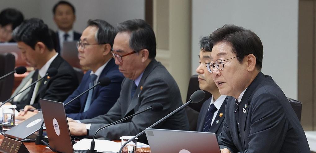 李在明近况照片：召开国务会议，宣布将向全民家庭发放补贴每人50万元。
时间是6月