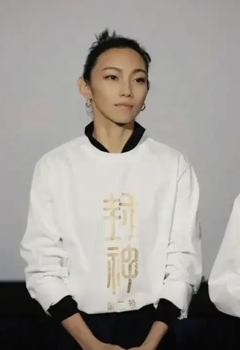 因为那尔那茜，网友可怜荔枝剧遭殃，担心吴京的电影能否上映，也不想想她公开自爆高考