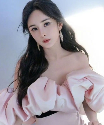 杨幂粉色抹胸长裙梦回夏晚晴！
简直美爆了，真不敢相信这是生过孩子的离婚女人。
我