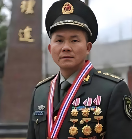 2007年，一名军人在部队接受领导检查时，却突然发现他额头上有一道长长的刀疤，领