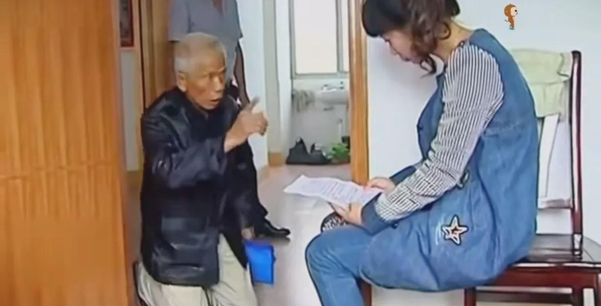 湖南岳阳，65岁老汉身患绝症，拆迁分了500万。老汉要死了，钱却留给了儿子，女儿