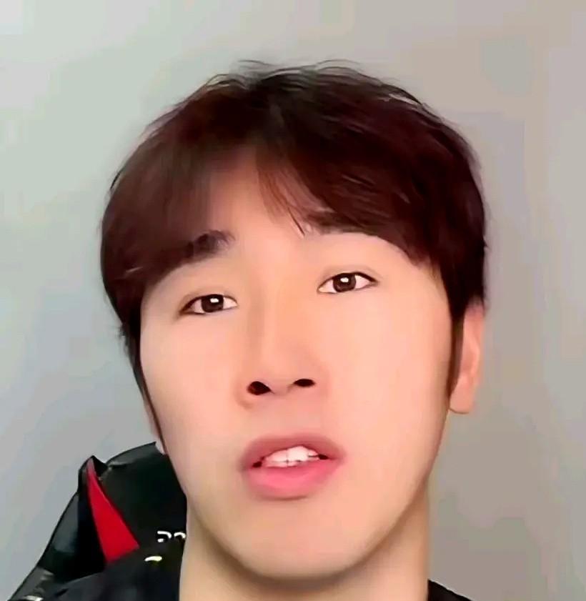 球刚离台，林诗栋就往后退半步——这半步，直接把他从冠军候选踹成了背景板。
有意思