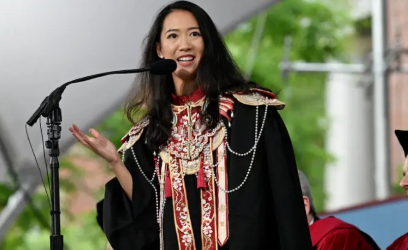 哈佛演讲那个妹子，吃相真的太难看了

这两天那个在哈佛毕业典礼上演讲的中国女孩火