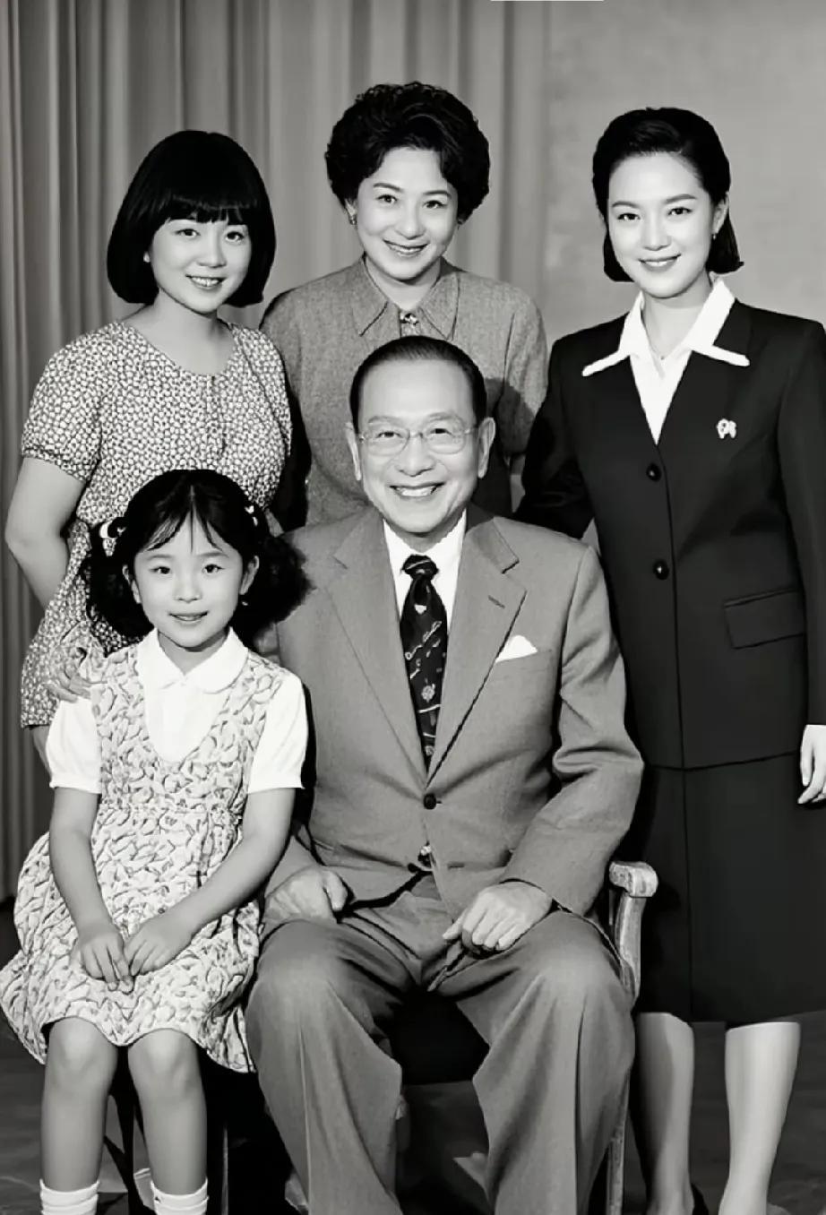 上世纪七十年代，香港首富李兆基与家人的一张珍贵合影，那时候他们真的让人非常羡慕，