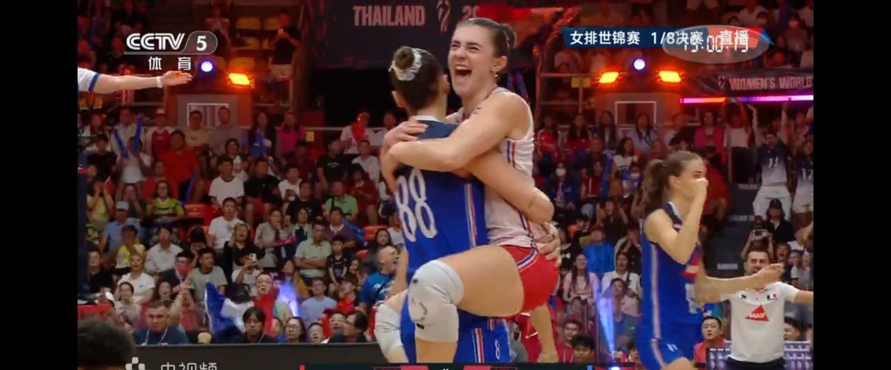 中国女排浪费3个局点，25-27再丢一局，大比分0-2落后。
第二局比赛中国队稳