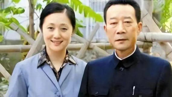 70岁李雪健妻子曝光！原来是大家熟悉的她，怪不得老公能红几十年