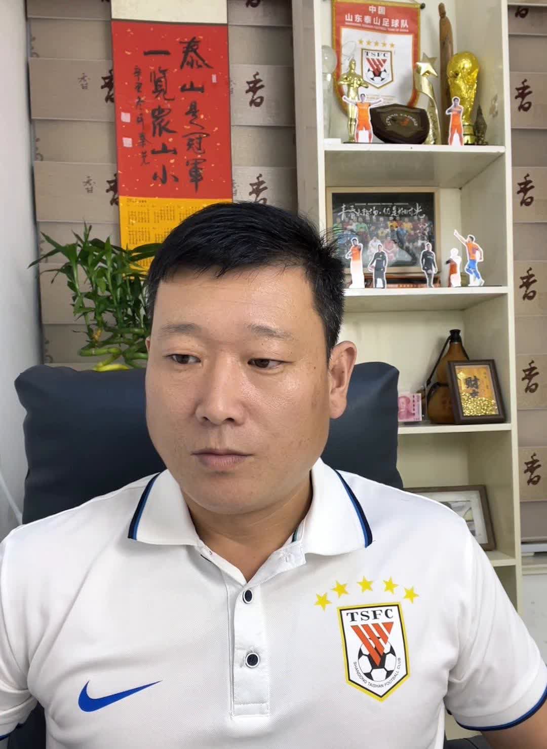 今天泰山队出征上海了。如果我要告诉泰山的球迷，克雷桑、泽卡、高准翼、黄政宇都没有