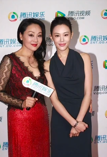 王姬和她的女儿高丽雯，
女儿是宋美龄的扮演者，长得很像母亲，尤其声音！
唉，王姬