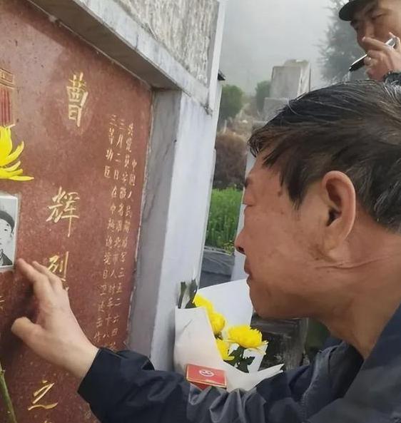 2019年，离休后的149师副师长曹从连在烈士陵园抚摸儿子曹辉的墓碑，40年前，