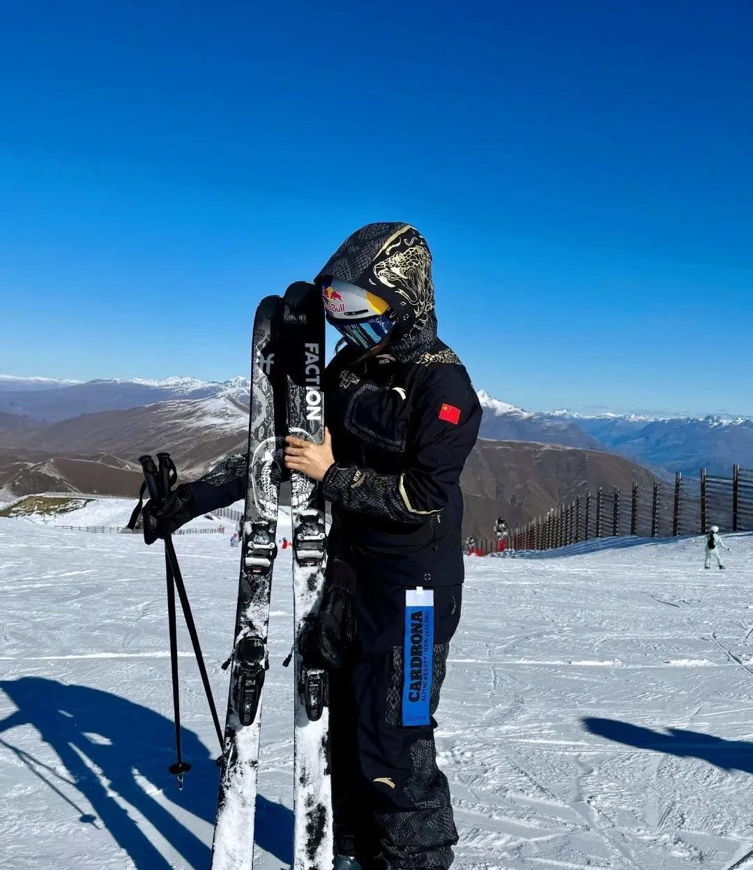 谷爱凌滑雪服上的国徽让她没有她忘记她是一名归化运动员。
备赛的古美人又出了了一点