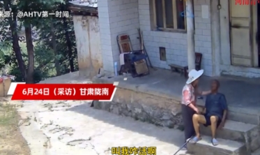 这就是中国式爱情！”甘肃，一对老人在院子里晒太阳，拌嘴了一辈子的大妈跟老伴说话，