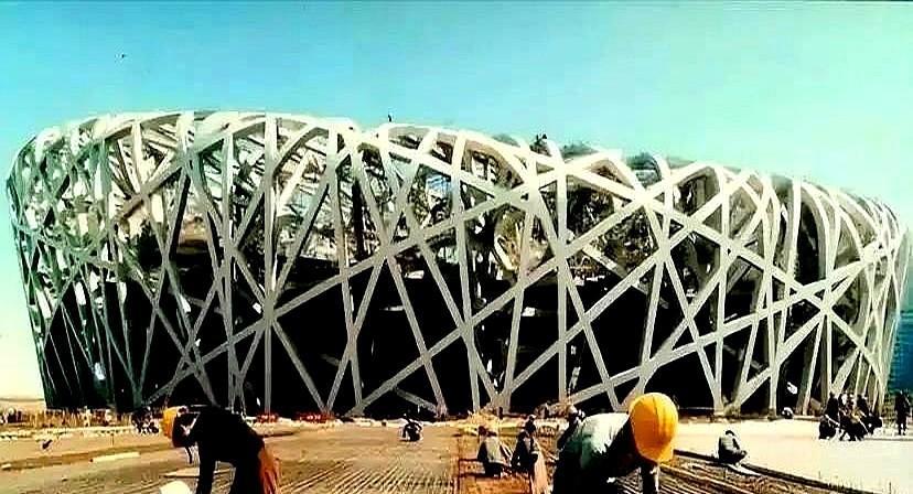 “拆除”鸟巢？
2003年开工，耗费34亿占据北京黄金地段，每年维护费用高达80