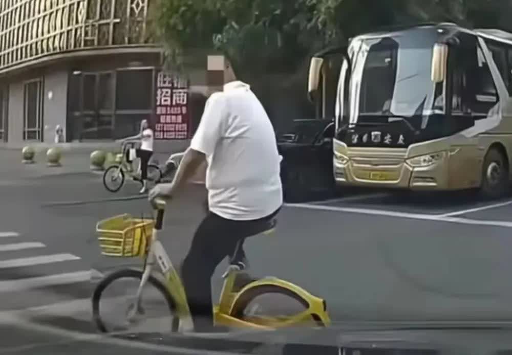 00后都这么嚣张吗？
19岁小伙驾驶机动车右转弯，右侧一男子骑行，差点撞上，小