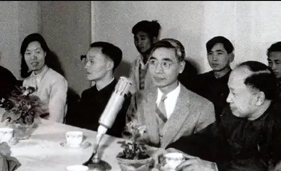 在黑白老照片里，郭永怀、钱学森等科学先辈围坐讨论学术的场景，凝聚着一代科学家的赤