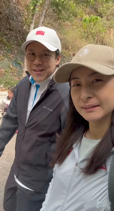 郭晶晶霍启刚带俩女儿爬山，5小时路程考验体力，8岁霍中妍像奶奶