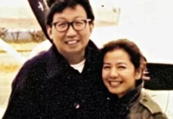 1983年，钟楚红和万梓良拍完《男与女》后，一个富商想花100万想买下和她交往一