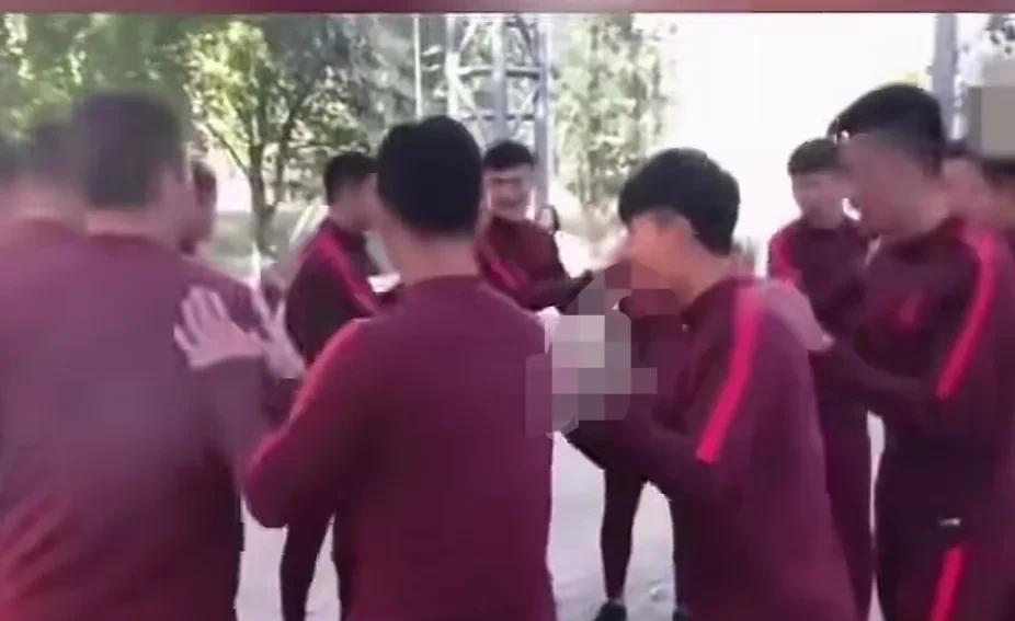 中国最幸福的运动员不是乒乓球，不是羽毛球，不是跳水，不是游泳，而是国足。
没有争