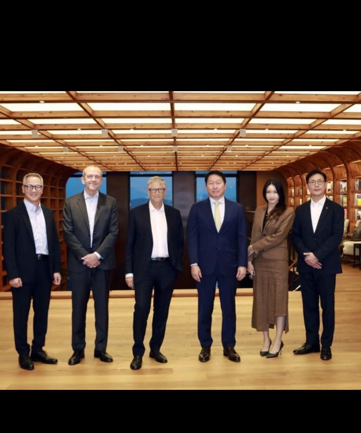 韩国财阀，SK会长崔泰源带着大女儿崔允祯去见了比尔盖茨…
不得不说这姑娘是真厉害