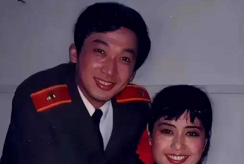 伟大的歌唱家殷秀梅与郁钧剑在一起，笑容满面，举止温柔，笑容灿烂，喜笑颜开，合影留