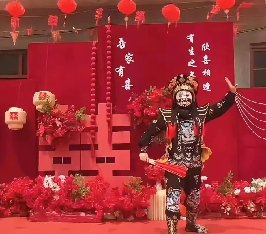 大妮和常输亲自上阵，跳舞迎接儿媳妇，二刚表演的变脸，刚开始还真没看出来是二刚，直