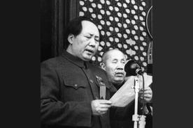 1949年，开国大典上，林伯渠宣布：“请毛主席升旗！”话音刚落，很快便有人发现不