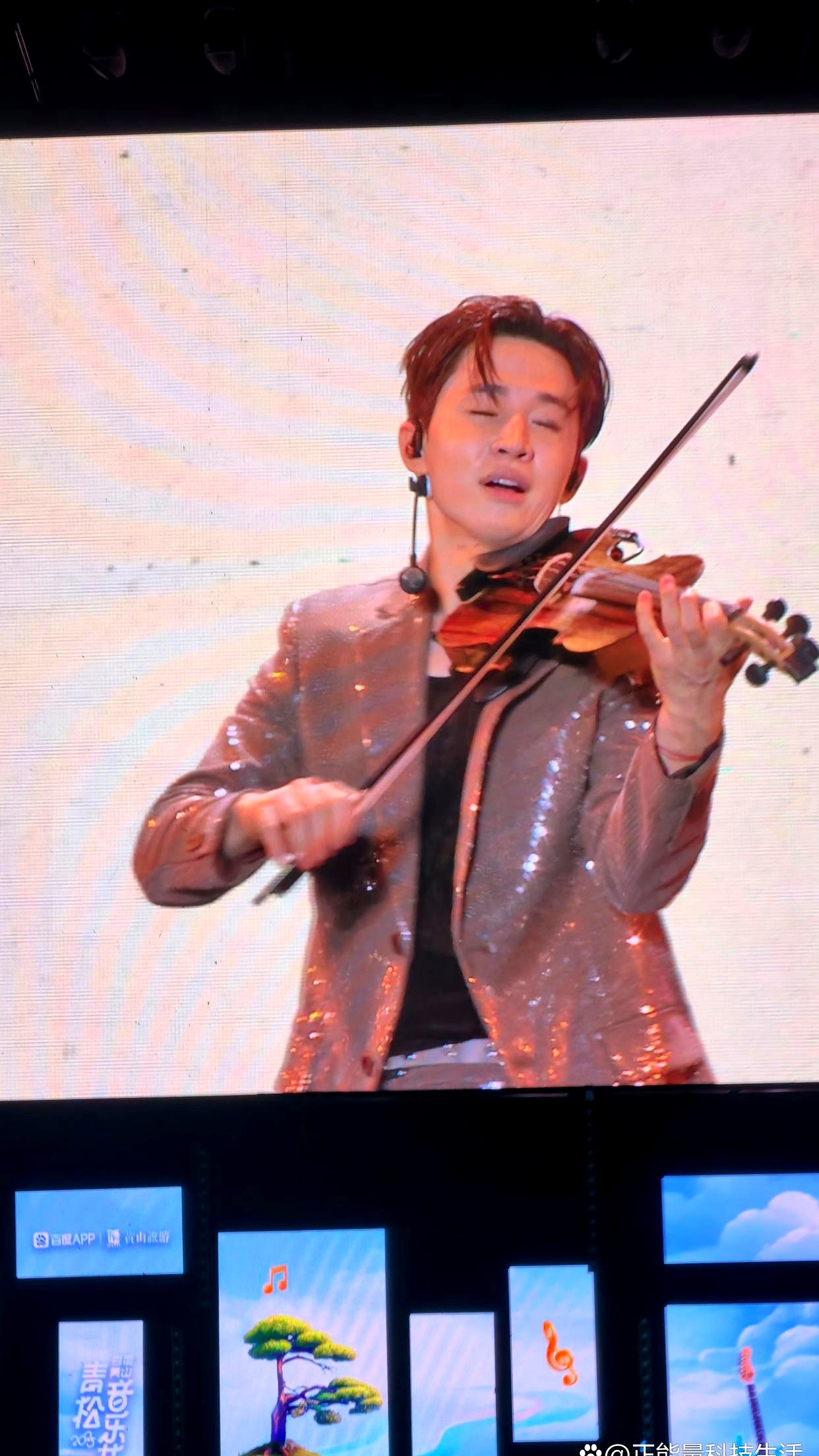 黄山脚下，音乐震天。2025年的这场音乐节，有人说是视觉盛宴，也有人说是听觉盛宴