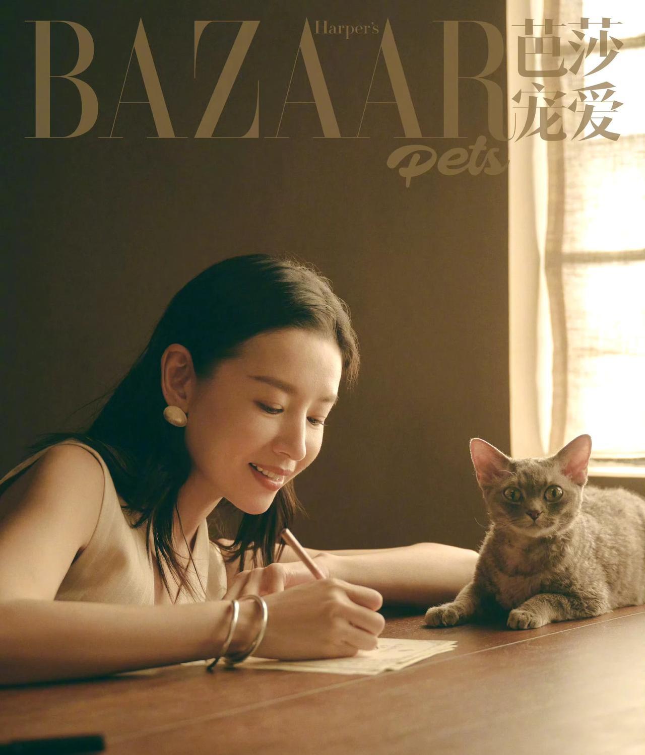董洁老师带着她的宠物猫拍时尚杂志，小猫咪太萌了，据说撸猫非常的治愈，可毛掉的也太