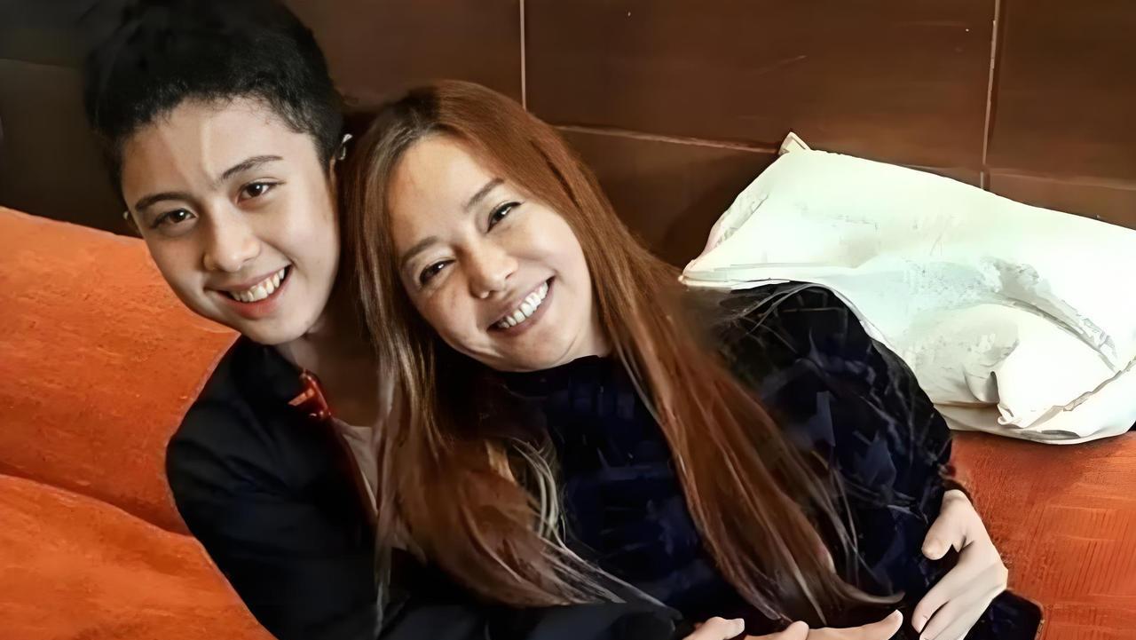 畸形的爱到底有多可怕？台湾女星狄莺，坚持母乳喂养 12 年，与儿子同床 15 年