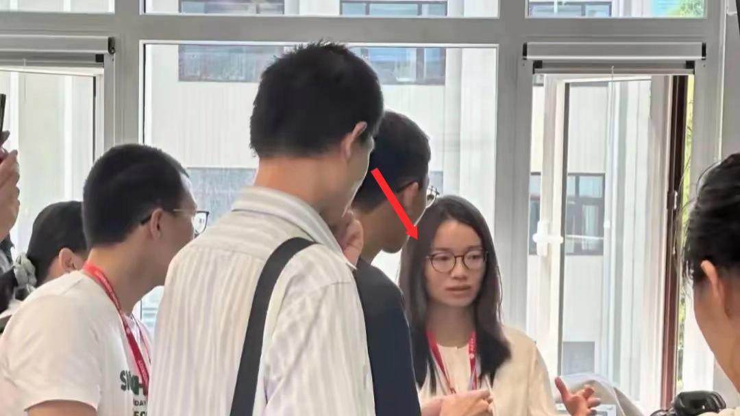 数学家学姐王虹回国开讲，同龄的韦东奕提前离场，网友喊话：在一起