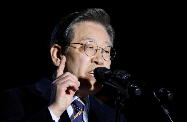 韩国总统李在明16日下午邀请了207位灾难遇难者家属，进行慰问，聆听他们的故事