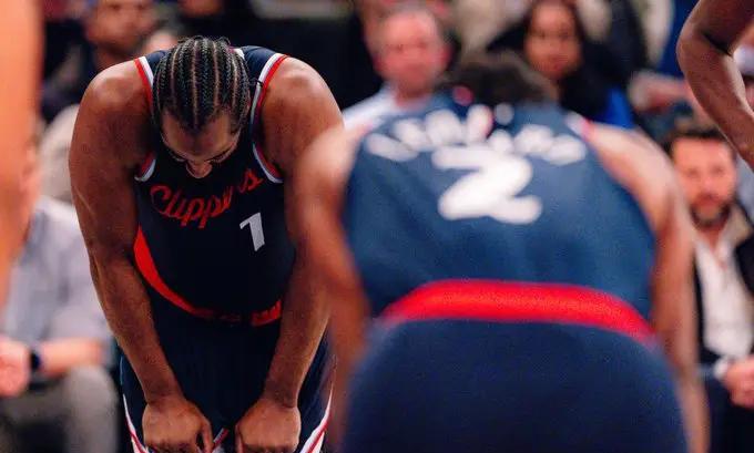 这比教练没救了。进攻指望两个老头单打。防守用当家球星去顶内线。就是当成詹姆斯用。