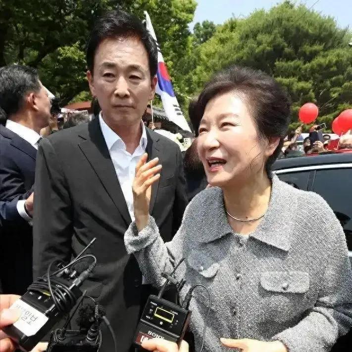 韩国前朴槿惠又一次选择错了，押宝金文洙，相信金文洙可以帮她恢复名誉，她就义无反顾