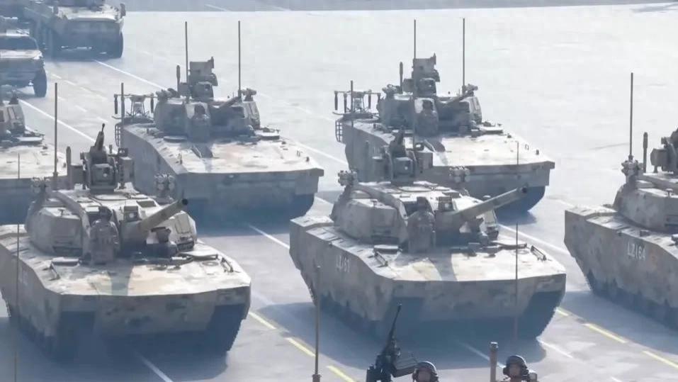 中国“红色九月”震撼全球：航母待命、战机成群、大杀器或将现身！