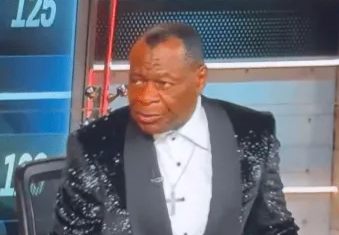 NBA常规赛，火箭加时125-128惜败掘金。
赛后，火箭名宿卡尔文-墨菲谈到他