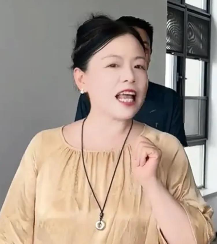 柴桑大姐说，自己也不知道，会给几个旁听席！
柴桑大姐说：
想要去的话可以，
这是