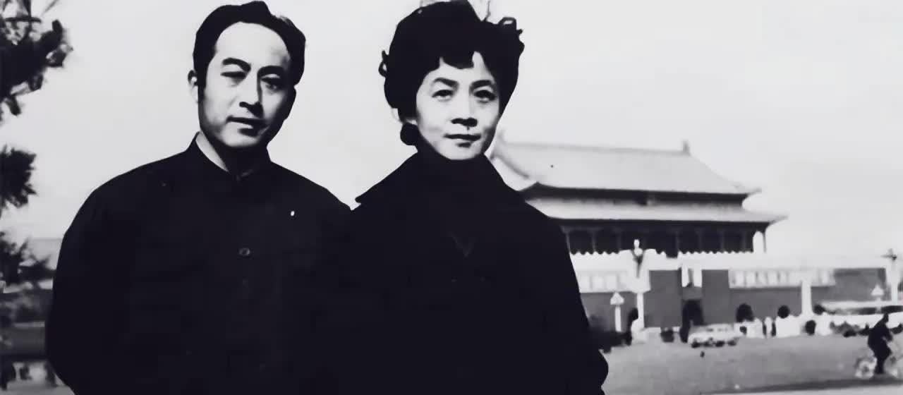 那时，著名的乒乓国手庄则栋和他的妻子、著名钢琴家鲍慧乔，在天安门前合影。可惜，两