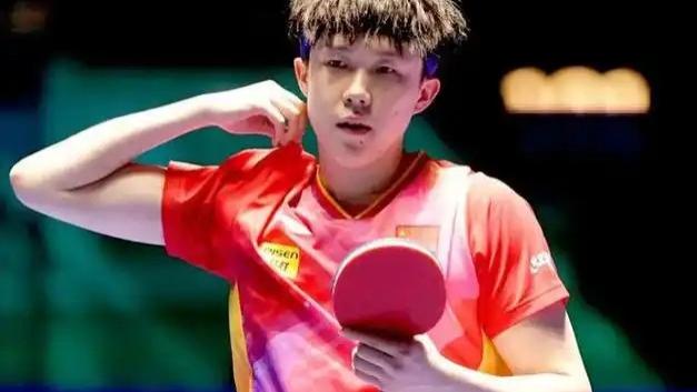 澳门世界杯乒乓赛太燃了！王楚钦死里逃生杀入四强，现场嗨翻天！