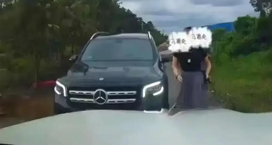 亮证姐这事到此为止了，亮证姐仅是炫耀并未造成严重后果，最多拘留几天或罚款；但其丈