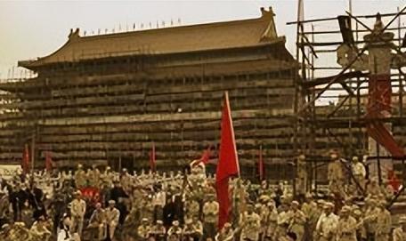 1969年末，中央打算拆掉天安门广场再重新建设，然而在施工的时候，工人们在旧天安