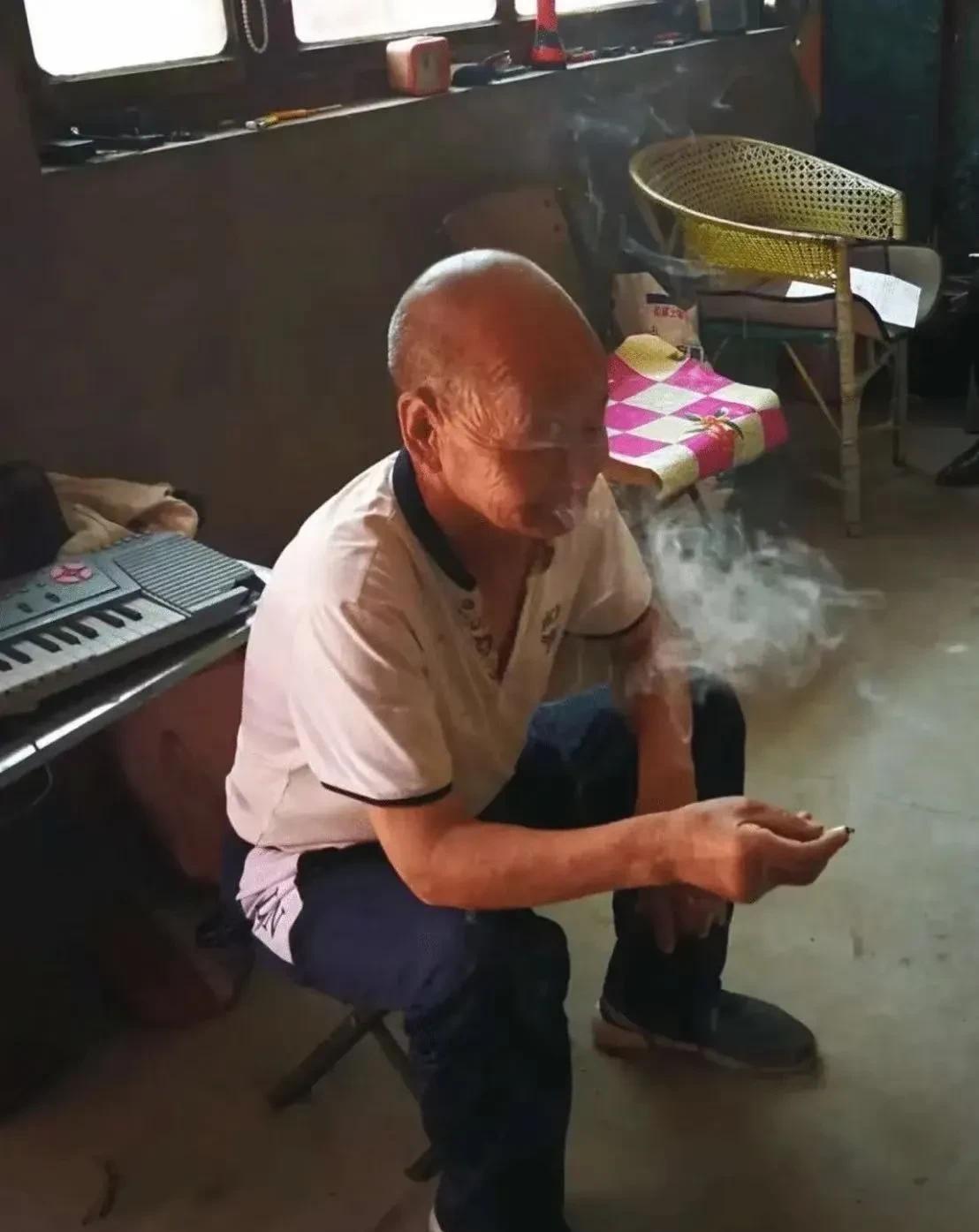 几年前，女儿在城里买了新家，请父亲去参观，父亲坐在沙发上点了一根烟。女儿看到后，