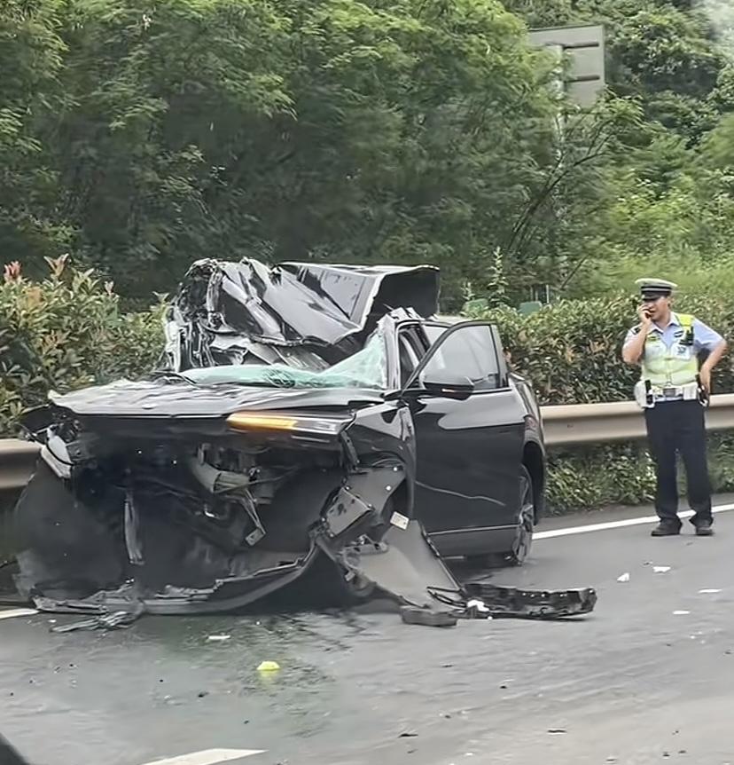 5月28日包茂高速石龙段发生交通事故，一辆新能源车车头被撞成了鲨鱼嘴，车顶整个被