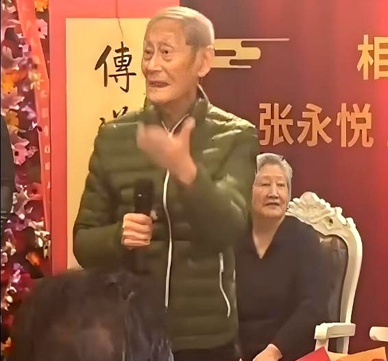 老艺术家收徒引争议











这老爷子收徒排场真大，一堆老前辈都来了